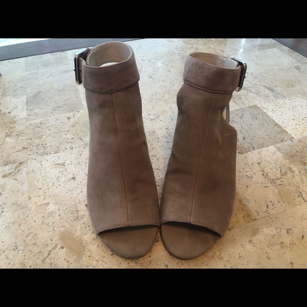 Nine West Jazzyo Camel pump.